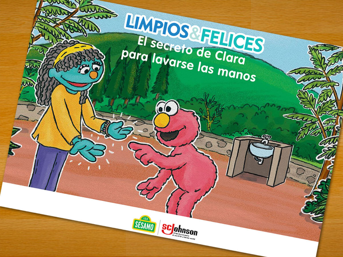 Elmo y Clara lavan sus manos